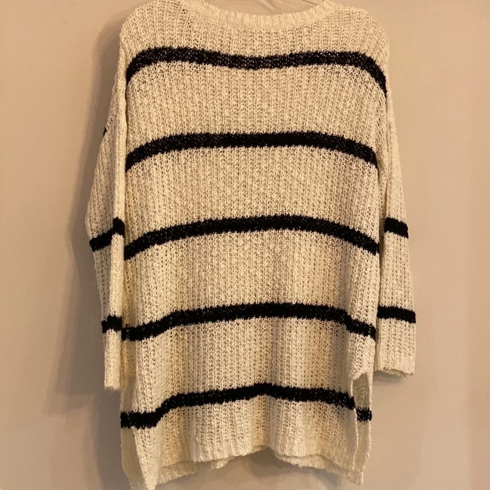 Altered State Ivory and Navy Lightweight Sweater with Open Cable Detail sz M - Picture 5 of 5